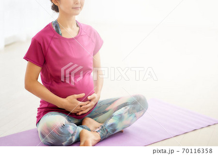 ヨガをする妊婦 70116358