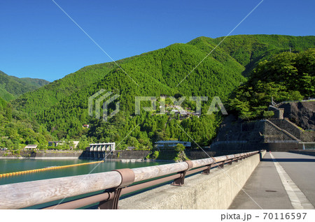 夏の奥多摩湖 堤頂の道路から北岸の施設を望む 夏の奥多摩湖 堤頂の道路から北岸の施設を望む 70116597