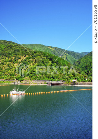夏の奥多摩湖 湖面と北岸の山々を望む 夏の奥多摩湖 湖面と北岸の山々を望む 70116598