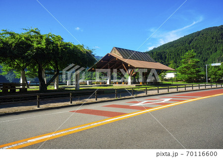 夏の奥多摩湖 奥多摩水と緑のふれあい館前の道路と東屋 夏の奥多摩湖 奥多摩水と緑のふれあい館前の道路と東屋 70116600