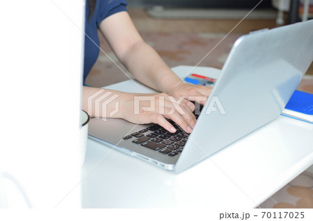 自宅でPC作業する女性 70117025