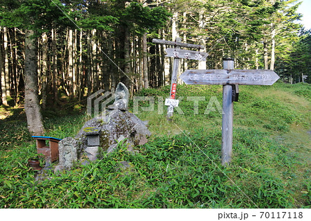 初秋の北八ヶ岳　神秘的な双子池　地蔵さま 70117118