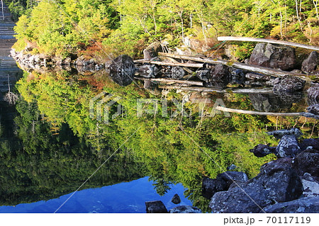 初秋の北八ヶ岳 神秘的な双子池 朝の雄池の写真素材 [70117119] - PIXTA