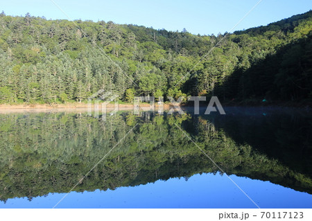 初秋の北八ヶ岳 神秘的な双子池 朝の雌池 初秋の北八ヶ岳 神秘的な双子池 朝の雌池 70117123
