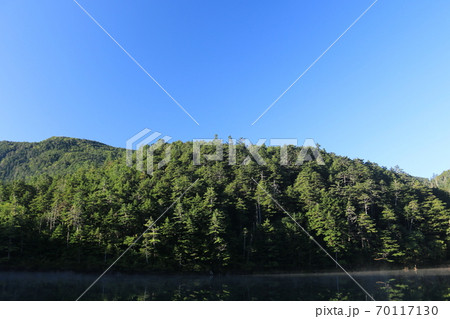 初秋の北八ヶ岳 神秘的な双子池 朝の雌池 初秋の北八ヶ岳 神秘的な双子池 朝の雌池 70117130