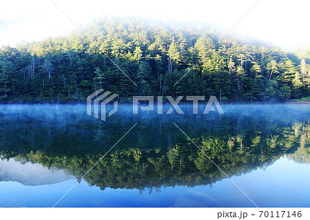 初秋の北八ヶ岳　神秘的な双子池　朝靄の雌池 70117146