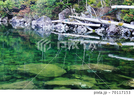 初秋の北八ヶ岳　神秘的な双子池　透明度の高い雄池 70117153