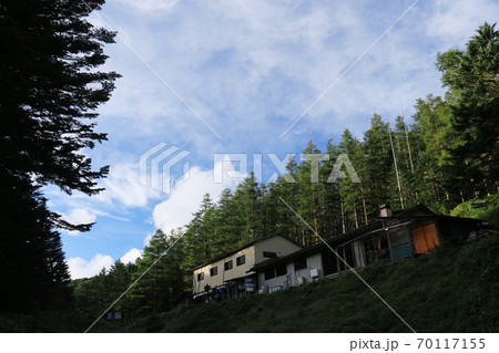 初秋の北八ヶ岳 神秘的な双子池 双子池ヒュッテ 初秋の北八ヶ岳 神秘的な双子池 双子池ヒュッテ 70117155