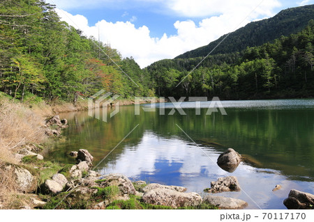 初秋の北八ヶ岳 神秘的な双子池 雌池 初秋の北八ヶ岳 神秘的な双子池 雌池 70117170