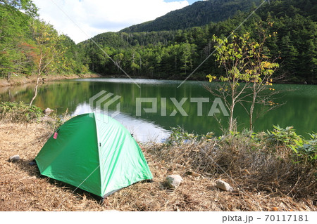 初秋の北八ヶ岳　神秘的な双子池　雌池　テント場 70117181