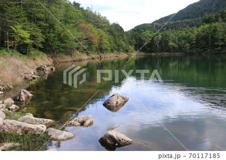 初秋の北八ヶ岳　神秘的な双子池　雌池 70117185