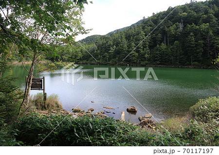 初秋の北八ヶ岳　神秘的な双子池　雌池　テント場 70117197