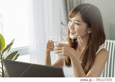 Business Woman, freelance, WFH 70117355