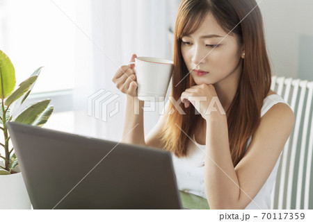 Business Woman, freelance, WFH 70117359