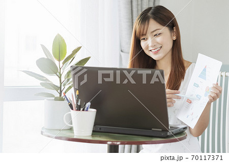 Business Woman, freelance, WFH 70117371