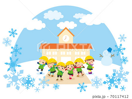 雪の積もった幼稚園の前で微笑む可愛い幼稚園キッズグループのイラストのイラスト素材
