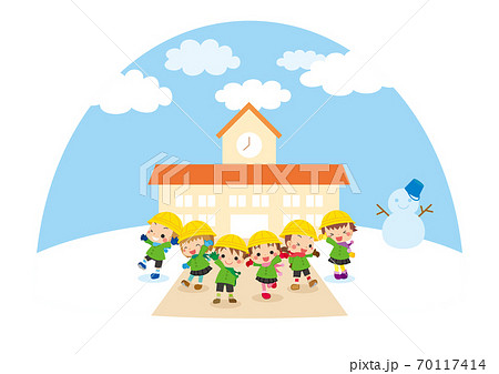 雪の積もった幼稚園の前で微笑む可愛い幼稚園キッズグループのイラストのイラスト素材
