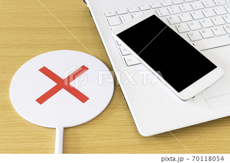 テーブルの上のノートパソコン、スマートフォンとマルバツプレート テーブルの上のノートパソコン、スマートフォンとマルバツプレート 70118054