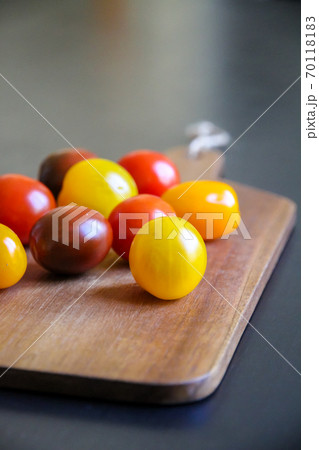 Cocktail tomatoes on a cutting board 70118183