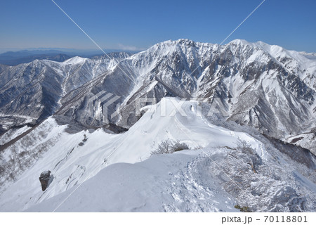 白毛門山頂直下西側から見る雪の主稜線と谷川岳東面岩壁 70118801