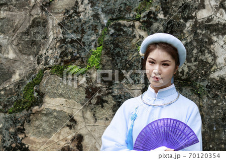 Portrait photo: Vietnamese girl in traditional costume Portrait photo: Vietnamese girl in traditional costume 70120354