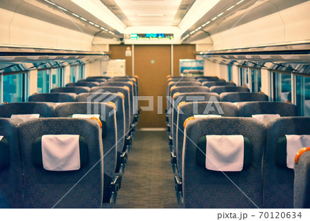 ガラガラの特急電車 外出自粛期間中 ガラガラの特急電車 外出自粛期間中 70120634