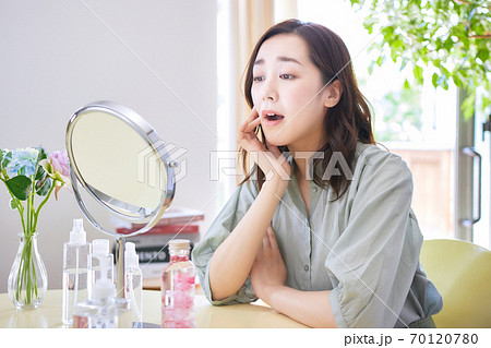お肌のトラブルに悩む女性 お肌のトラブルに悩む女性 70120780