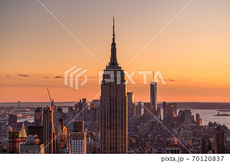 ニューヨーク マンハッタンの摩天楼 日没の写真素材 7017