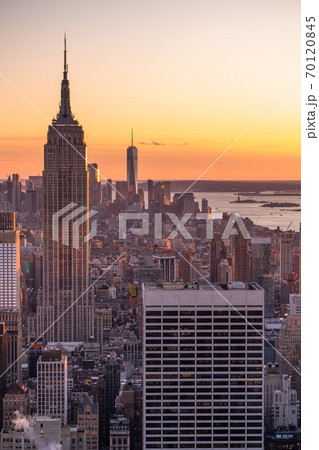 ニューヨーク マンハッタンの摩天楼 日没の写真素材