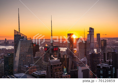 ニューヨーク マンハッタンの摩天楼 日没の写真素材