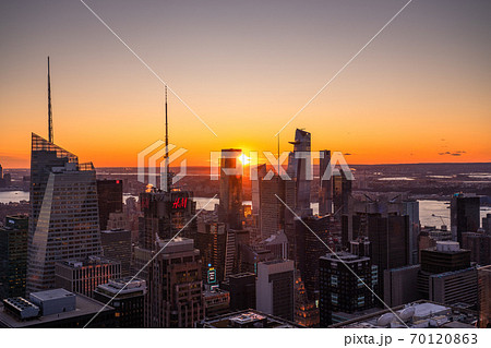 《ニューヨーク》マンハッタンの摩天楼・日没 70120863
