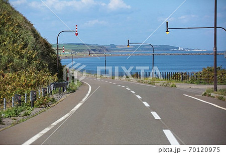 海沿いの道 北海道網走市美岬 の写真素材