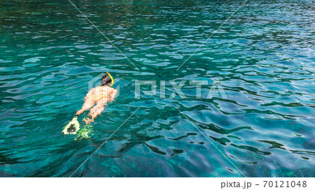 青い海でシュノーケリングをするビキニ姿の女性 青い海でシュノーケリングをするビキニ姿の女性 70121048