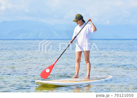 スタンドアップパドルをする女性 70121050
