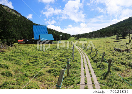 初秋の北八ヶ岳 縞枯山荘のある風景 初秋の北八ヶ岳 縞枯山荘のある風景 70121355