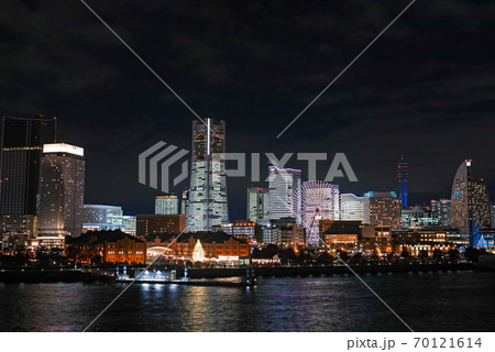 横浜/ みなとみらい21オフィス全館ライトアップ・大桟橋から（TOWERS Milight ） 70121614
