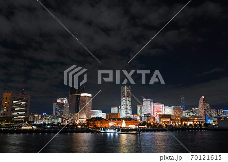 横浜/ みなとみらい21オフィス全館ライトアップ・大桟橋から（TOWERS Milight ） 70121615