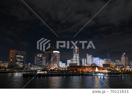 横浜/ みなとみらい21オフィス全館ライトアップ・大桟橋から(TOWERS Milight ) 横浜/ みなとみらい21オフィス全館ライトアップ・大桟橋から(TOWERS Milight ) 70121633