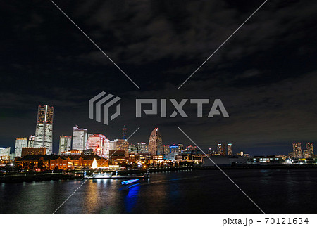 横浜/ みなとみらい21オフィス全館ライトアップ・大桟橋から（TOWERS Milight ） 70121634