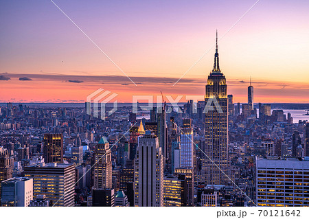 《ニューヨーク》マンハッタン・摩天楼の夜景 70121642