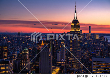 《ニューヨーク》マンハッタン・摩天楼の夜景 70121655