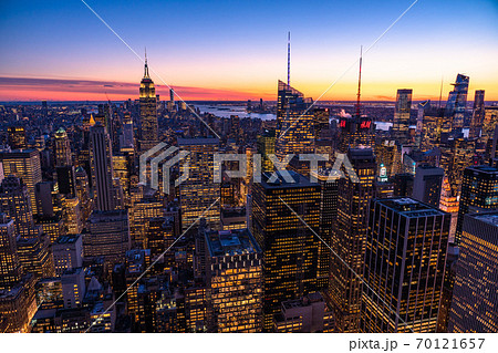 《ニューヨーク》マンハッタン・摩天楼の夜景 70121657