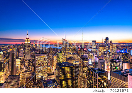 《ニューヨーク》マンハッタン・摩天楼の夜景 70121671