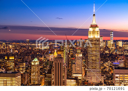 《ニューヨーク》マンハッタン・摩天楼の夜景 70121691