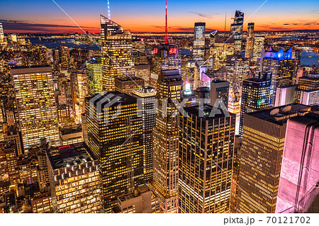 ニューヨーク マンハッタン 摩天楼の夜景の写真素材