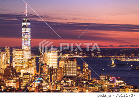 《ニューヨーク》マンハッタン・摩天楼の夜景 70121707