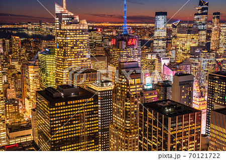 ニューヨーク マンハッタンの摩天楼 夜景の写真素材