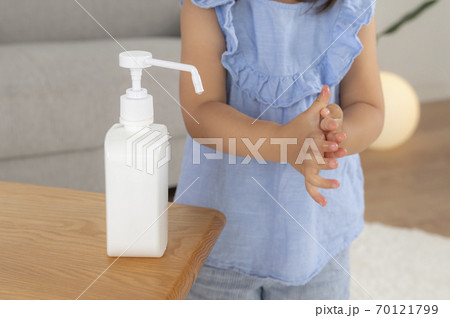アルコール消毒する子供の手元のアップ 70121799