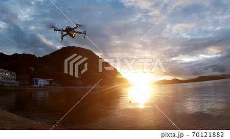 日の出とともにルアーを下げてドローンフィッシングへ出発するMAVIC2PRO 70121882