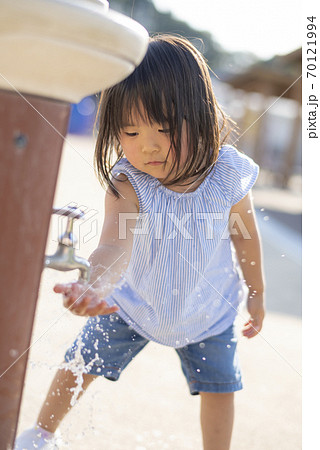 公園の水道で手を洗う女の子 公園の水道で手を洗う女の子 70121994